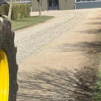 Nyrenoveret dansk grusvej